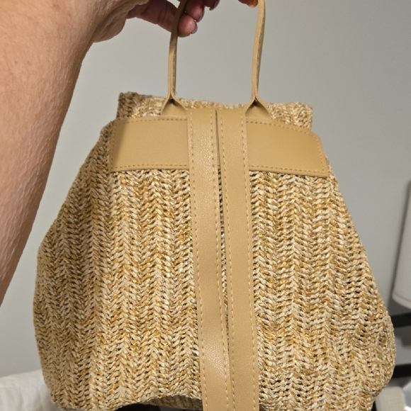 Elegant Beige Woven Backpack - Picture 4 of 6